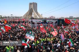 اشک و اقتدار در قبله تهران/ ایران رهبر شهید خود را بر دوش تاریخ بدرقه کرد