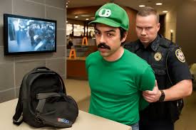 Novos detalhes da prisão de Luigi Mangione em McDonald's: vídeos, identidade falsa, mochila com arma e as sobrancelhas que o denunciaram