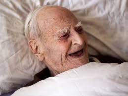 Reginald Dean, născut în Tunstall pe 4 noiembrie 1902, afirmă că secretul longevităţii sale este faptul că este leneş, însă familia sa crede că secretul ... - cc2237bc104bf56e5e5d795b034d74dd