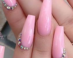 Hình ảnh về Pink nails with rhinestones