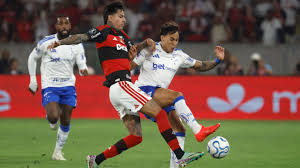 Flamengo negocia renovação de contrato de Pulgar; veja detalhes do novo acordo