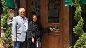 فیلم / نگاهی به چیدمان فرانسوی خانه ایرج نوذری، بازیگر سریال ساهره / دکوراسیونی از پرده های شیک کاراملی و عتیقه های ماندگار که بوی پاریس می دهند