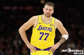 ルカ·ドンチッチの復帰時点が少しずつ輪郭を現している。 ただし、無理をする理由はない。 ロサンゼルス（LA）のレイカーズには余裕があるからだ。レイカーズはヒューストン·ロケッツとの2025-26シーズ..