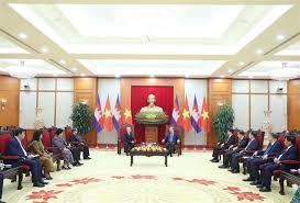 Việt Nam gives top priority to relations with Cambodia: Party chief