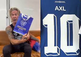 Astros do Guns N’ Roses recebem camisa de clube da 4ª divisão do Campeonato Brasileiro: ‘muito legal!’