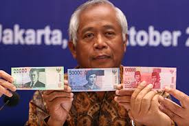 Uang Baru. Deputi Gubernur Bank Indonesia Ardhayadi menunjukkan uang kertas rupiah pecahan 20.000, 50.000, dan 100.000 desain baru saat peluncurannya di ... - foto20111028193042-news