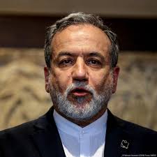 عراقچی می‌گوید ایران از یک سال پیش "آرایش جنگی" داشته است