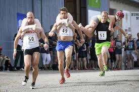 Resultat d'imatges de wife carrying competition