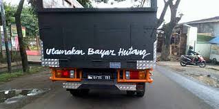Hasil gambar untuk tulisan lucu di bak truk