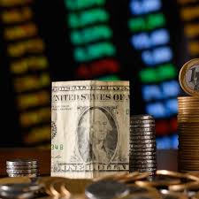 Ibovespa cai e dólar sobe a R$ 5,11; Petrobras avança mais de 3%