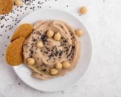 Wholegrain crackers with hummus snack