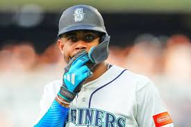 Julio Rodríguez exits Mariners game with apparent injury