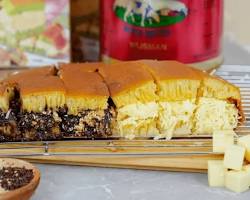 Gambar Colorful Martabak Rainbow at Martabak Bangka Asoy, topped with various colorful ingredients.