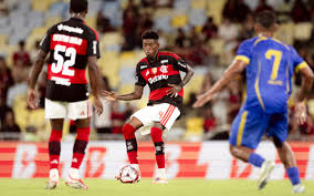 Vitão sai em defesa de Emerson Royal, vaiado por torcedores do Flamengo