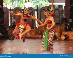 Gambar traditional Javanese dance performance at a restaurant in Solo