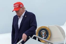 Trump diz que Irã deveria se render e ameaça atacar Omã em caso de intervenção em Ormuz