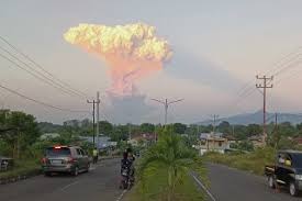 Volcán Lewotobi Laki Laki en Indonesia en Máxima Alerta Tras Erupción - Imagen ilustrativa del artículo