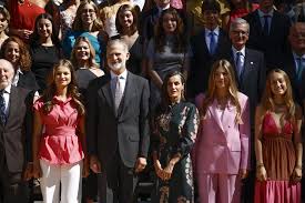 Leonor y Sofía, perfectamente coordinadas en rosa, aparecen por sorpresa antes de poner rumbo a la final del Mundial con dos estilos muy diferentes