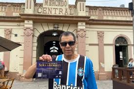 Grêmio premia pelotenses com nova camisa: "Valeu a pena ser sócio há tantos anos"