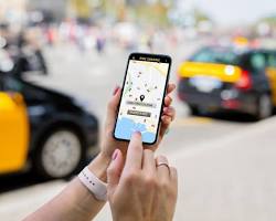 Image de Someone Using a Ridesharing App on a Phone