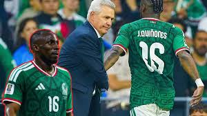“A lo mejor si lo dejamos, ganamos”: Explicación del polémico cambio de Javier Aguirre con Julián Quiñones ante Inglaterra
