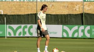 Xabi Alonso tira de Joan Martínez ante el drama defensivo