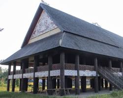 Image of Rumah Adat Lamin dari luar