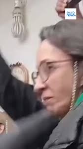 هدیه تهرانی، بازیگر شناخته‌شده سینمای ایران در مراسم چهلم سینا حق‌شناس، از جانباختگان اعتراضات دی‌ماه حضور یافت. سینا حق‌شناس، ۲۷ساله و صاحب یک گل فروشی بود. او ۱۸ دی‌ماه ۱۴۰۴کشته شد. https://l.euronews.com/BL7u