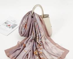 Turkish scarf on handbag的圖片