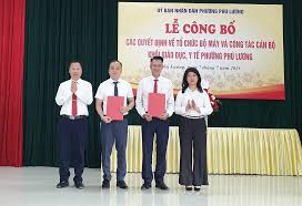 Công bố các quyết định về tổ chức bộ máy và công tác cán bộ khối giáo dục, y tế phường Phú Lương