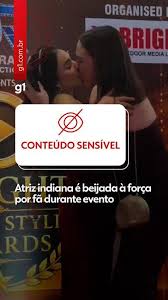 Atriz indiana é beijada à força por fã durante evento