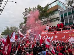 Una multitud celebra en las calles al bicampeón Toluca