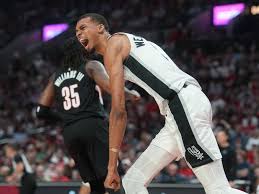 Spurs put on second-half playoffs clinic, Raptors roar