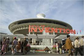 Résultat de recherche d'images pour "a la poursuite de demain"