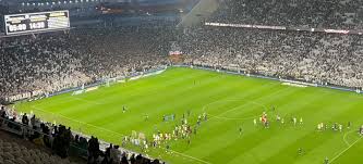 Torcida do Corinthians faz forte protesto após nova derrota no Brasileiro: “Elenco vagabundo”