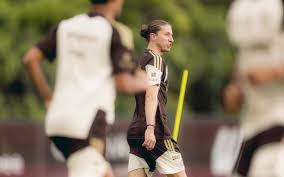 Flamengo intensifica treinos, mas ainda discute estreia do time principal