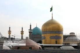 تعویض پرچم حرم امام رضا(ع) همزمان با ایام شهادت حضرت فاطمه(س) +فیلم