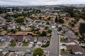 US Mortgage Rates Match Highest in Almost a Year, Purchases Drop