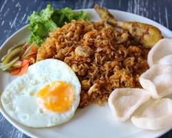 Gambar Nasi goreng dengan telur mata sapi, acar, dan kerupuk