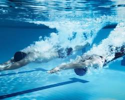 Imagen de natación en piscina para reducir el estrés