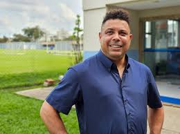 Enquanto Ronaldo Fenômeno compra novo clube, Ronaldinho Gaúcho ganha milhões com negócio bem diferente em 2026