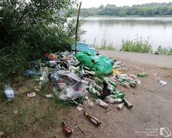 Obraz: Plastikowe odpady na wysypisku śmieci
