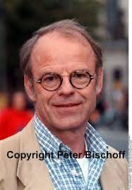 Seine Eltern sind die Schauspieler Werner Hinz und Ehmi Bessel.