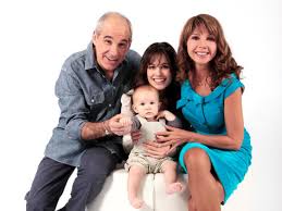 Valentin avec ses grands-parents maternels et sa maman