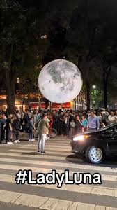 “Lady Luna” desata polémica por frenar tráfico en Reforma para tomarse una foto