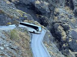 Turistbuss har køyrt seg fast i Trollstigen