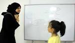 سيدة سورية تعلم اللغة العربية