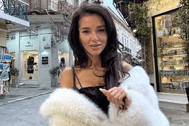 Cine e frumușica de la „Neatza cu Răzvan și Dani”, surprinsă în ipostaze intime, în plină zi, alături de un...