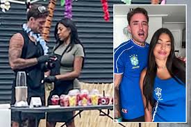 Stephen Bear seen selling Nutríbullet SMOOTHIES on street market with teen wife