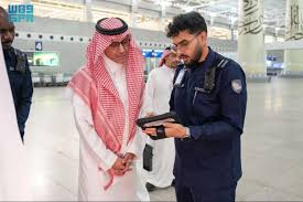 محافظ هيئة الزكاة يقف على تنفيذ خطة موسم الحج في مطار الملك عبدالعزيز الدولي - جريدة المدينة